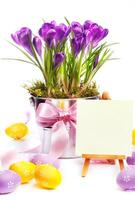 färgrik målad påsk ägg och vår blommor foto