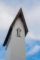 de gammal kyrka klocka torn på en ljus skön blå himmel foto