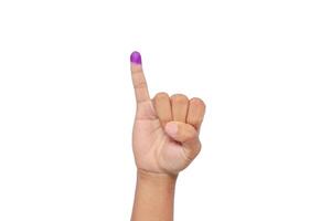stänga upp av hand gest liten finger efter röstning. allmän val eller pemilu för de president och regering av Indonesien. de finger doppade i lila bläck. isolerat bild på vit bakgrund foto