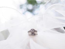 diamant engagemang bröllop ringar på brud- slöja. bröllop Tillbehör. hjärtans dag och bröllop dag begrepp. foto
