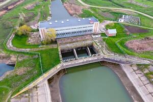 vatten pumpning station av bevattning systemet av ris fält. se foto