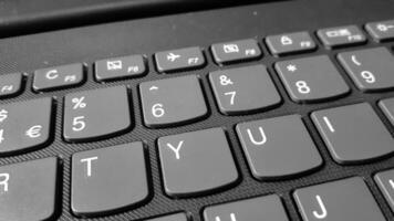 bild av en svart bärbar dator tangentbord foto