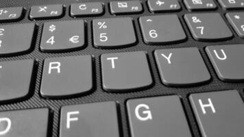 bild av en svart bärbar dator tangentbord foto