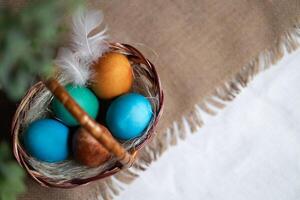 mång färgad påsk ägg i korg- korg på rustik bakgrund foto