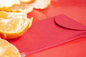 klockringning mandarin apelsiner och kinesisk ny år röd paket. kinesisk ny år firande begrepp foto