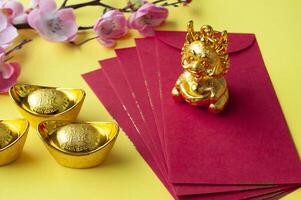 gyllene drake på topp av kinesisk ny år röd paket. kinesisk ny år firande begrepp foto