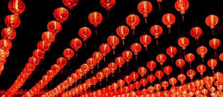 röd lykta dekoration för kinesisk ny år festlig festival Kina traditionell kultur i natt tid, fira kinesisk ny år är asiatiska. foto