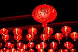röd lykta dekoration för kinesisk ny år festlig festival Kina traditionell kultur i natt tid, fira kinesisk ny år är asiatiska. foto