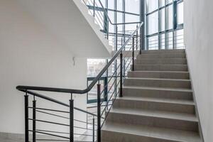 trappa nödsituation och evakuering utgång trappsteg i upp stege i en ny kontor byggnad foto