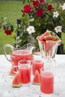 uppfriskande dryck vattenmelon på varm sommar dag, ljust färgrik naturlig bakgrund foto