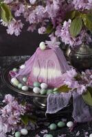 ljuv ostmassa ortodox påsk på de bakgrund av lila sakura, traditionell mat foto