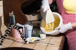 kvinna matlagning spenat muffin steg förbi steg, knådning Ingredienser med mixer foto