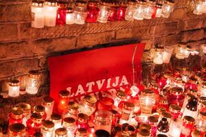 värma levande ljus visa för lettlands oberoende dag firande foto