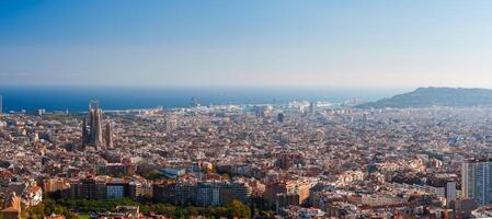 expansiv panorama- se av barcelona, sagrada familj, och de hav horisont foto