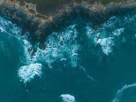 antenn se av de enorm pacific hav vågor foto