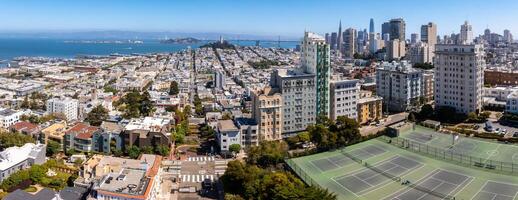 panorama- se av antenn Lombard gata, ett öst väst gata i san francisco, Kalifornien. foto