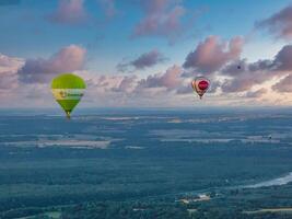 antenn sommar solig solnedgång se av varm luft ballong foto