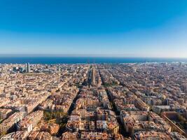 antenn se av barcelona stad horisont och sagrada familia katedral på solnedgång foto