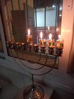 chanukah ljus på gatan hörn foto