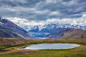 små sjö i Himalaya foto