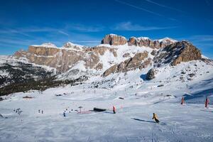 åka skidor tillflykt i dolomiterna, Italien foto