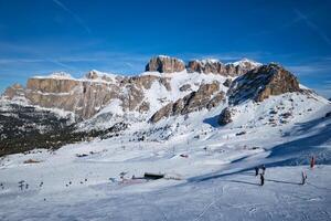 åka skidor tillflykt i dolomiterna, Italien foto