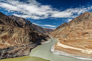 sammanflöde av indus och zanskar floder, ladakh foto