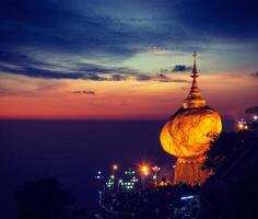 gyllene sten - kyaiktiyo pagod, myanmar foto