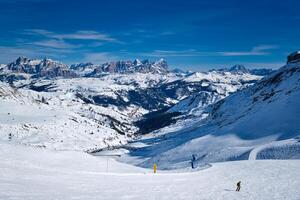 åka skidor tillflykt i dolomiterna, Italien foto