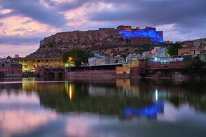 mehrangarh fort i skymning. jodhpur, Indien foto