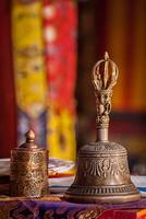 religiös klocka i buddist kloster foto