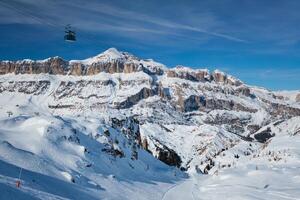 åka skidor tillflykt i dolomiterna, Italien foto