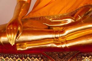 Sammanträde buddha staty detaljer, thailand foto