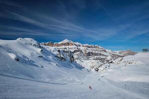 åka skidor tillflykt i dolomiterna, Italien foto