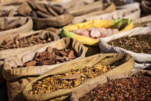 kryddor i indisk marknadsföra foto