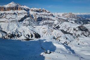 åka skidor tillflykt i dolomiterna, Italien foto