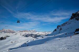 åka skidor tillflykt i dolomiterna, Italien foto