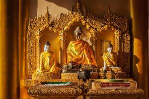 buddha statyer i shwedagon pagod foto