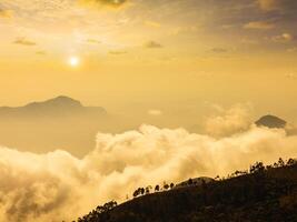 bergen i moln. kodaikanal, tamil nadu foto