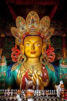 maitreya buddha i thiksey gompa foto