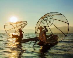 burmesisk fiskare vid Inlesjön, Myanmar foto