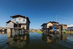 högtravande hus, inle sjöar, myanmar foto