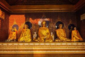 buddha statyer i shwedagon pagod foto