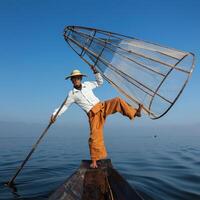 burmesisk fiskare vid Inlesjön, Myanmar foto