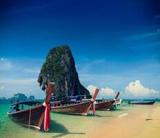 lång svansbåt på stranden, Thailand foto