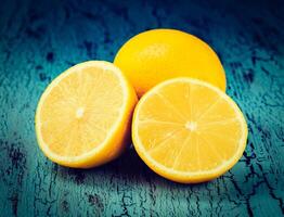 citron- och skära halv skivor foto