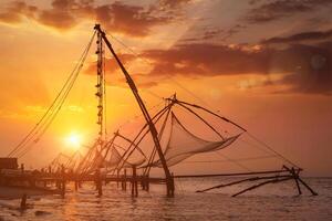 kinesisk fisknät på solnedgång. kochi, Kerala, Indien foto