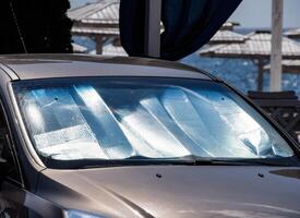 skydd av de bil panel från direkt solljus. Sol reflektor vindruta foto