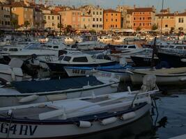 båtar i hamn på rovinj, kroatien. foto