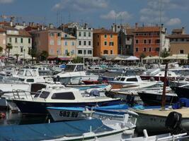 båtar i hamn på rovinj, kroatien. foto